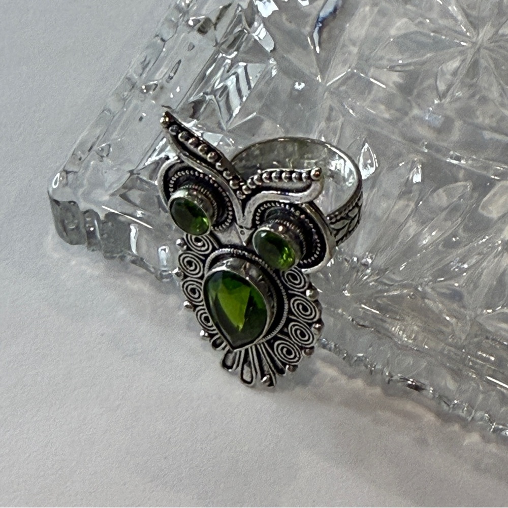 🆕 “Wise Glow: Artisan Peridot Owl Ring in Sterling Silver” Size 7 🆕 - Picture 13 of 16